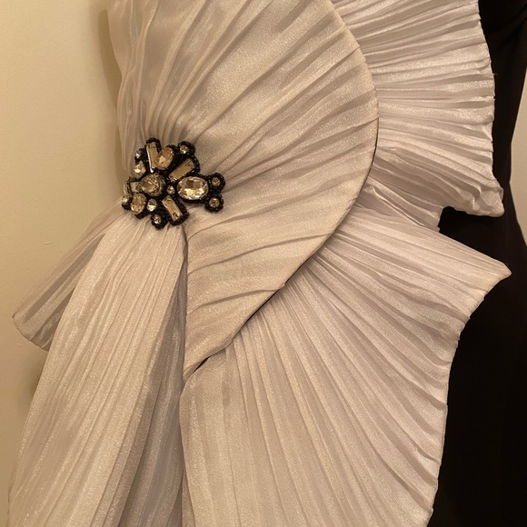 Pre Owned Fouad Sarkis 2796
Size: 8
Color : Black and white - Picture 6 of 6